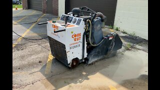 Concrete cutting saw