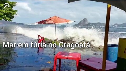 Mar invade o calçadão e a pista da orla de Gragoatá, Niterói, RJ