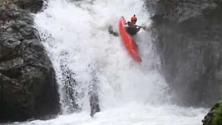 Un kayakeur aborde une cascade risquée au Mexique