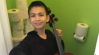 Ung cellist klarer toiletpapirudfordringen