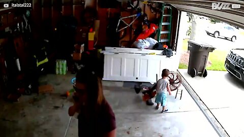 Toddler hitches lift on garage door