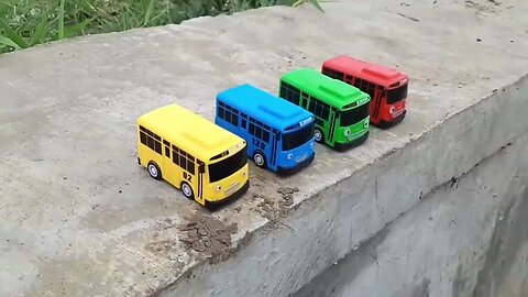 Menemukan Mainan Bus Tayo, Mobil Polisi, Mobil Truk dan Robot Dino Yang Hanyut di Sungai
