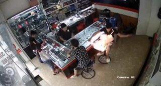 Bateria de Smartphone explode nas mãos de cliente no Vietname