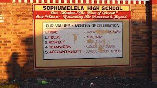 SOUTH AFRICA - Cape Town - Parents sending their kids home at Sophumele High School (Video) (Lbc)