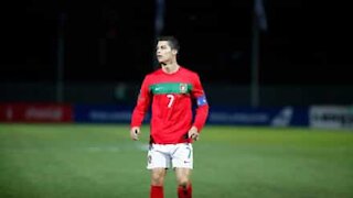 “Cristiano Ronaldo é o melhor do mundo” é a lei a aprender neste autocarro