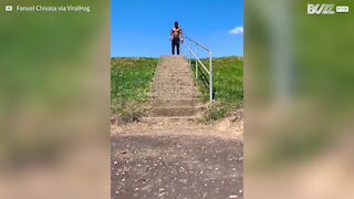 Stupéfiant: il descend les escaliers sur les mains