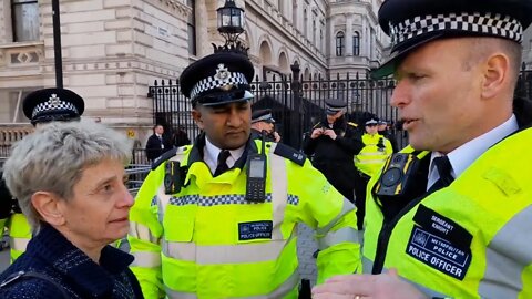 Police Trying To Move protesters Out Of The Way Of Downing Street Gates #justintrudeau