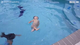 Bimba di un anno sa già nuotare