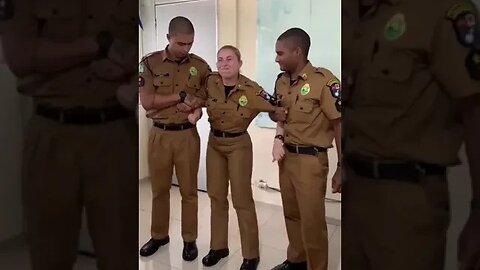 Policial Feminina Pegando no Pênis do parceiro safadinha. só faltou da uma chupadinha uma + tarada