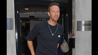 Chris Martin mentoring American Idol contestants in Coldplay-themed episode