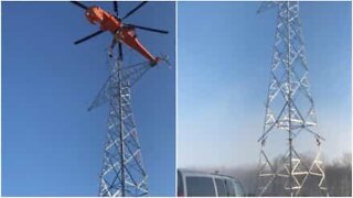 Un pylône électrique livré par hélicoptère