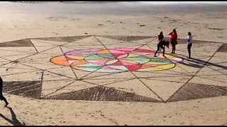 Découvrez cette œuvre d'art réalisée en famille sur la plage!