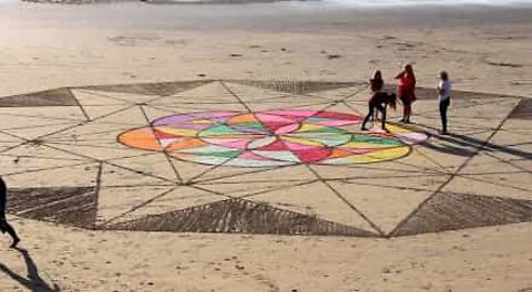 Découvrez cette œuvre d'art réalisée en famille sur la plage!