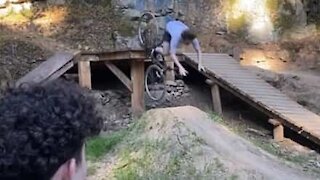 Salto de bicicleta acaba da pior forma!