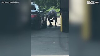 Inconscient, cet homme nettoie sa voiture à l'essence !