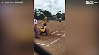 Baseball: ricevitrice colpisce la battitrice con la palla