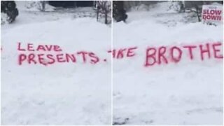 Elle demande au père Noël de déposer les cadeaux et de prendre son frère