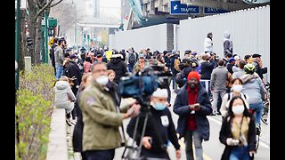 Crowds ignore social distancing to greet USNS Comfort