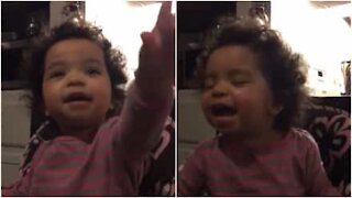 Bimba di due anni canta un brano di Adele