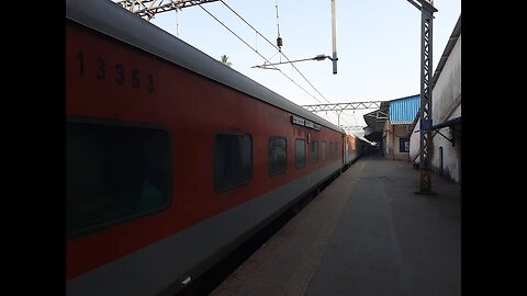15017 | Kashi Express | Thane-Bhusaval | Journey | WAP-7 |