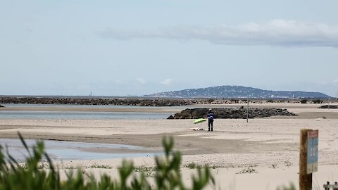 Coronavirus prank: Police officer approach "woman" at the beach