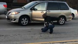 Homem sai do carro para meditar no trânsito