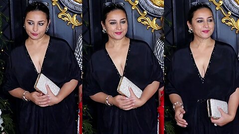 Are..Baapre!! Silky में Sabkuch Clear दिख Gaya 😲😋 Divya Dutta Flaunts Her HUge Cleavage In Black