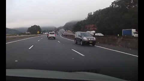 Aussiecams - Nissan Xtrail driving the wrong way on the M1 Brooklyn NSW