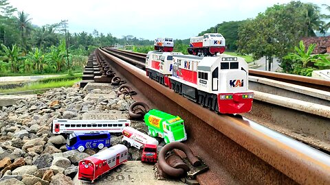 Train Collision and Derailment Drama! Assembling CC201, CC203, CC206, Chuggington, Wagons, Trucks