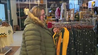 Packers fans continue tradition of visiting Lambeau Field Wednesday