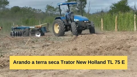 Arando a terra seca Trator New Holland TL 75 E