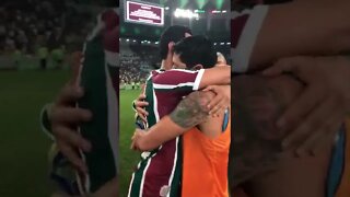 PH Ganso e Germán Cano se abraçando