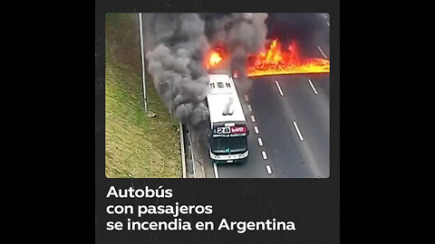 Pasajeros huyen de un bus en Buenos Aires justo antes de que arda en llamas