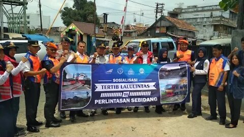 KAI DIVRE IV SOSIALISASI KESELAMATAN DI PERLINTASAN SEBIDANG