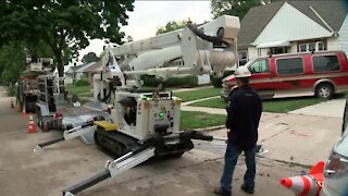 West Allis residents thank crews for restoring power: 'We have electricity again, thank God'