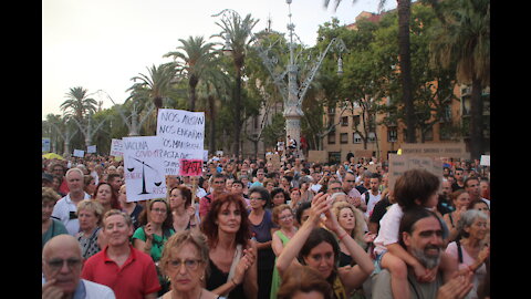Varios miles de personas claman en Barcelona contra vacunación COVID 19 de niños