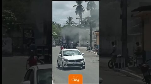 Caminhão baú pega fogo em Humberto de Campos