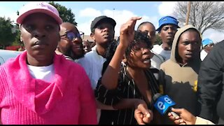 Angry Rankuwa residents chase DA's Msimanga and Maimane from area (dx8)
