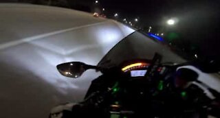 Motociclista escapa de acidente a 190 km/h!