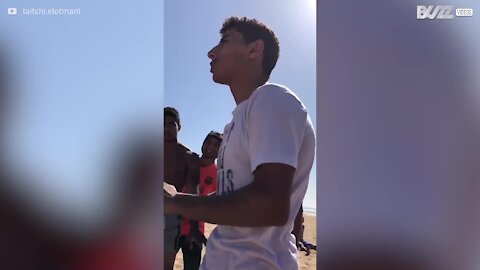 Jovem realiza acrobacia impressionante em praia marroquina
