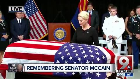 Mourners pay tribute to McCain in Phoenix