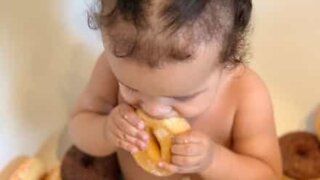 Bebé adora comer donuts na banheira!