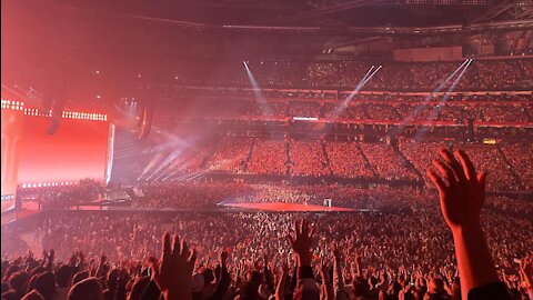 VIDEO: 65,000 college students sing "The Blessing" with Kari Jobe, Cody Carnes at Passion 2022