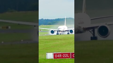 Boeing 777 power on wet runway