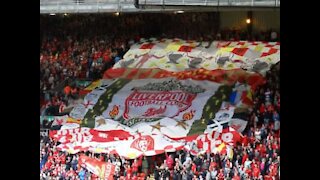 Les supporters de Liverpool chantent l'hymne du club