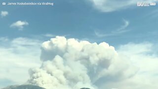 Time-lapse records frightening advance of wildfire across mountain