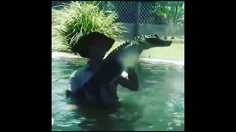 Tried To Hug An Alligator!! 😱🐊