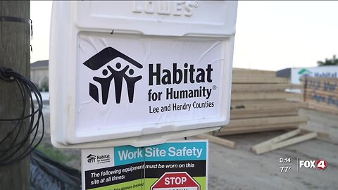 FGCU softball volunteers with Habitat for Humanity