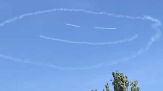 Un avion dessine un visage souriant dans le ciel
