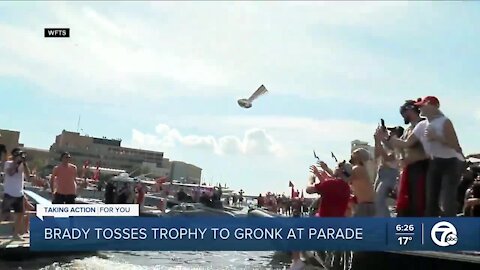 Brady's trophy toss to Gronk highlights Bucs' boat parade